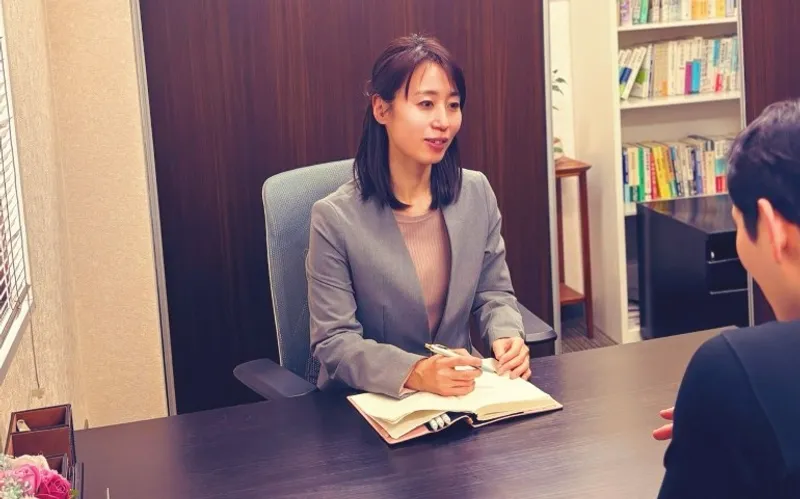 Lawyer consulting with client